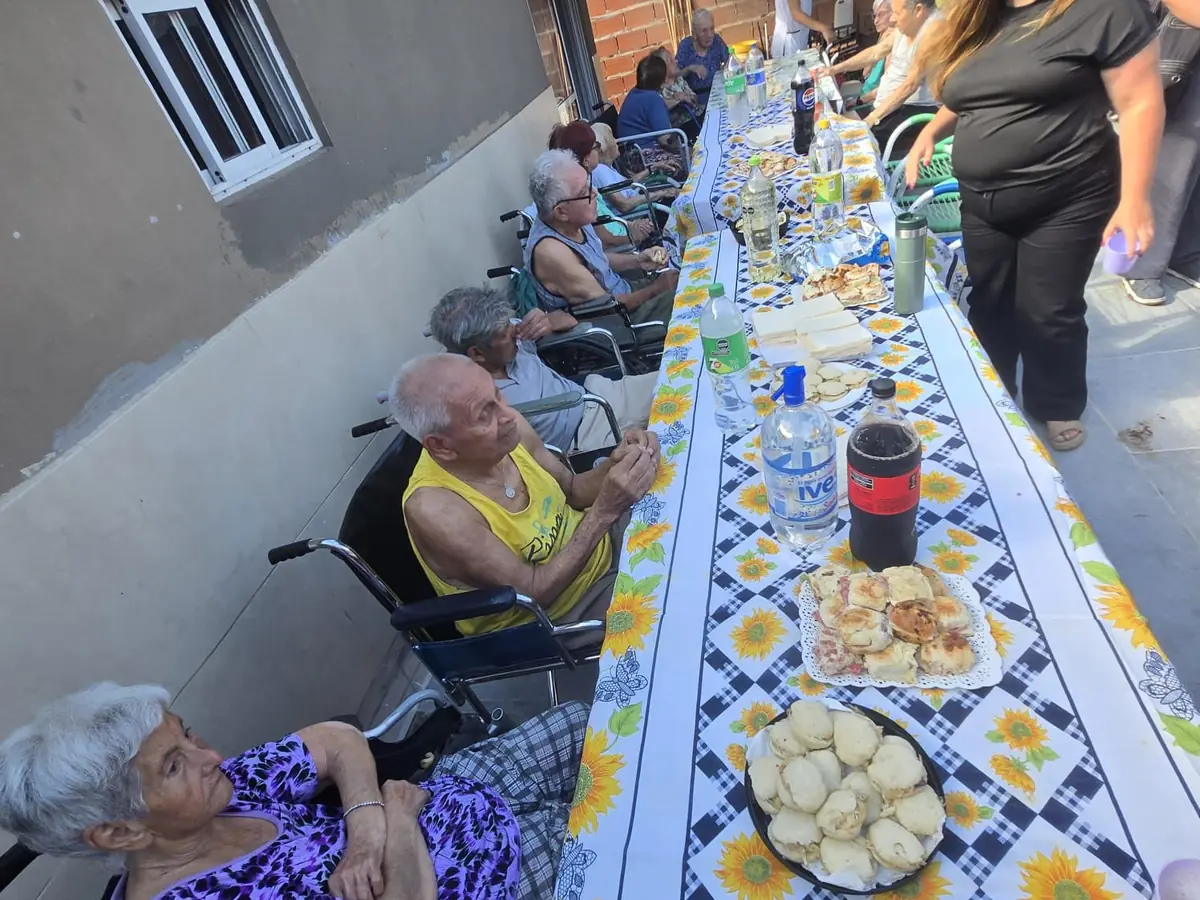 Almuerzo compartido de residentes y familias en Hogar Jequina