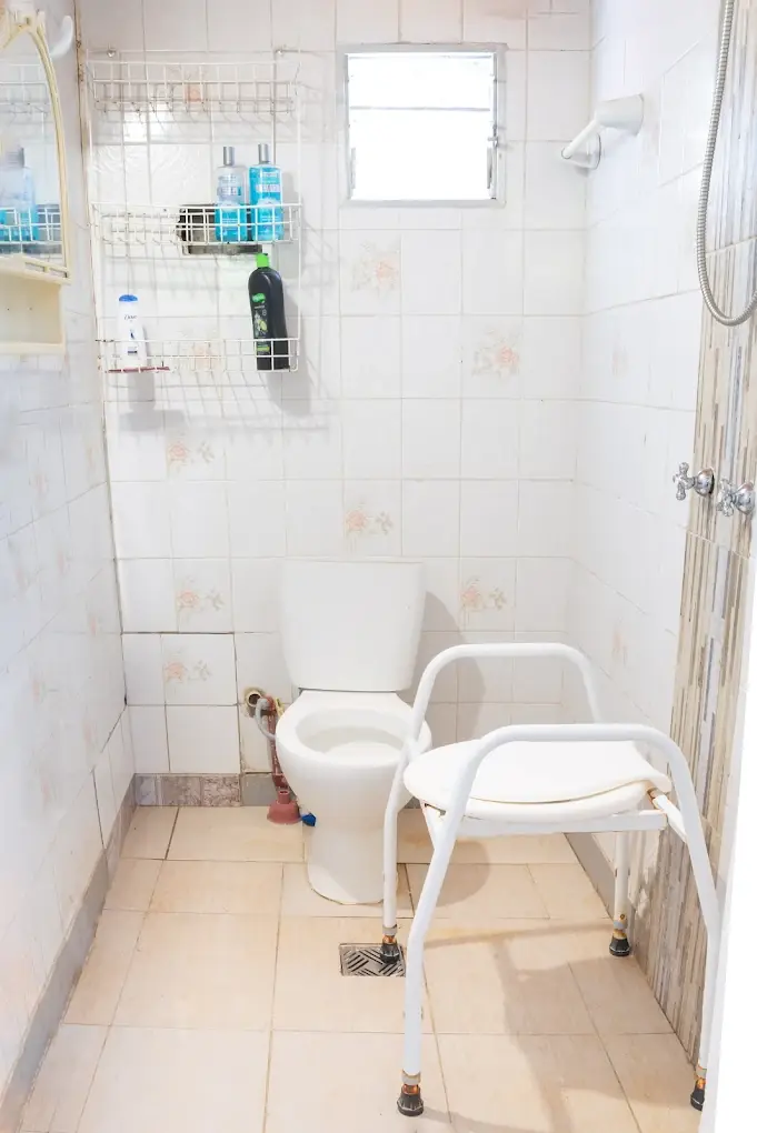 Baño con ducha adaptada y silla de ducha para adultos mayores