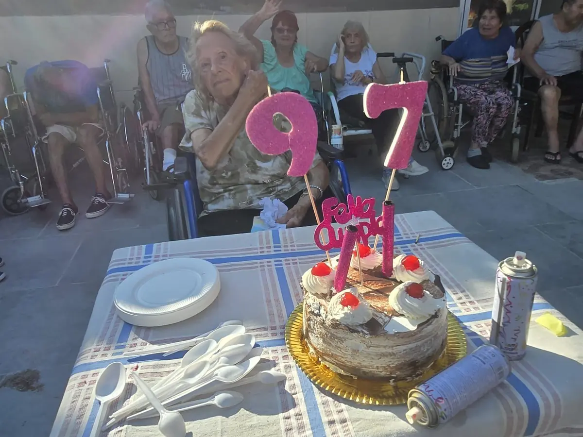 Festejo de cumpleaños de una residente de Hogar Jequina