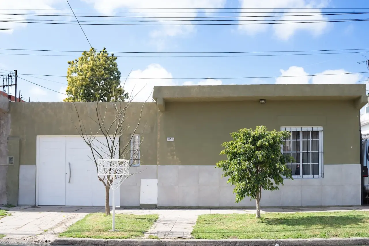 Frente de Hogar Jequina, geriátrico y hogar para adultos mayores en Charcas 3534, Morón