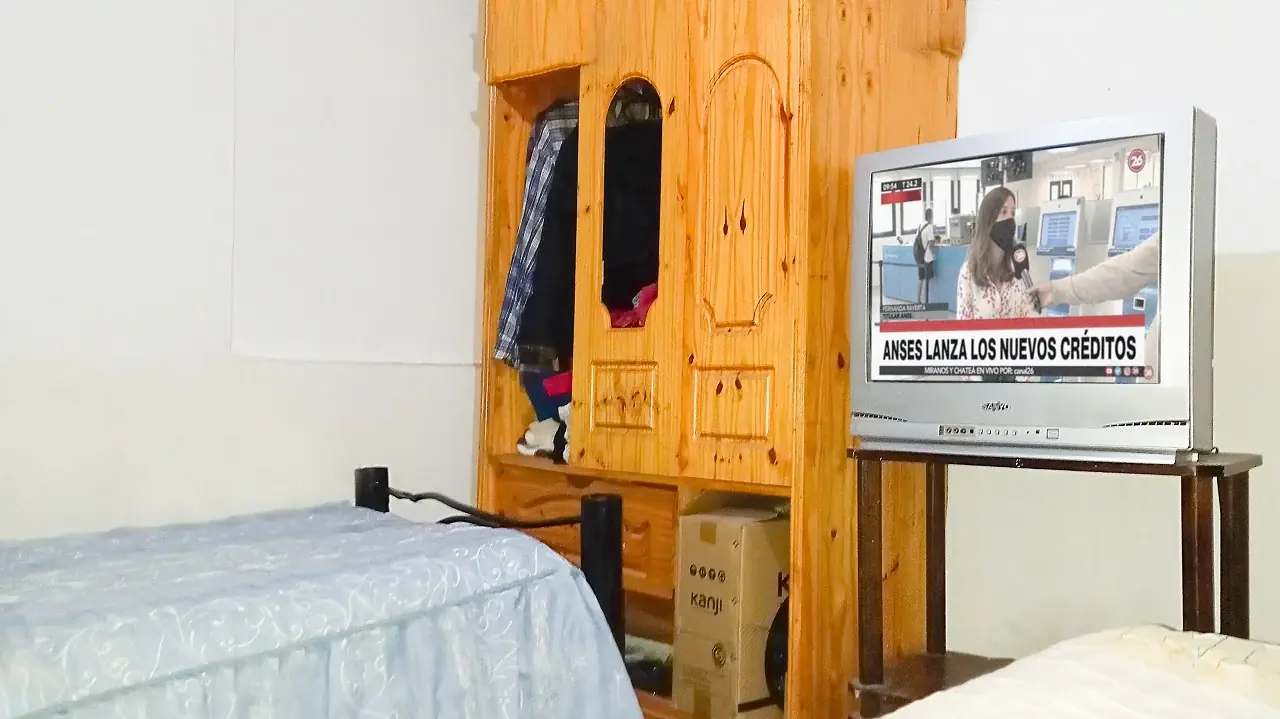 Habitación con televisor y placard para residentes del Hogar Jequina