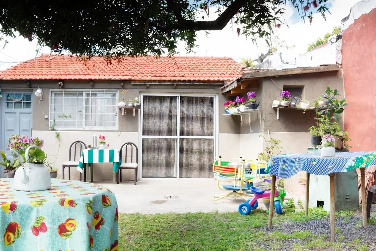 Patio con jardín del Hogar Jequina para la recreación de los residentes